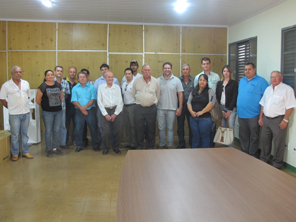 Classe de produtores rurais e empresários se une para protestar sobre o descaso do governo com trecho da LMG-748