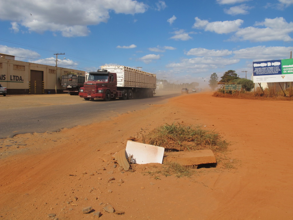 Romeiros reclamam de falta de sinalização e muita poeira no local