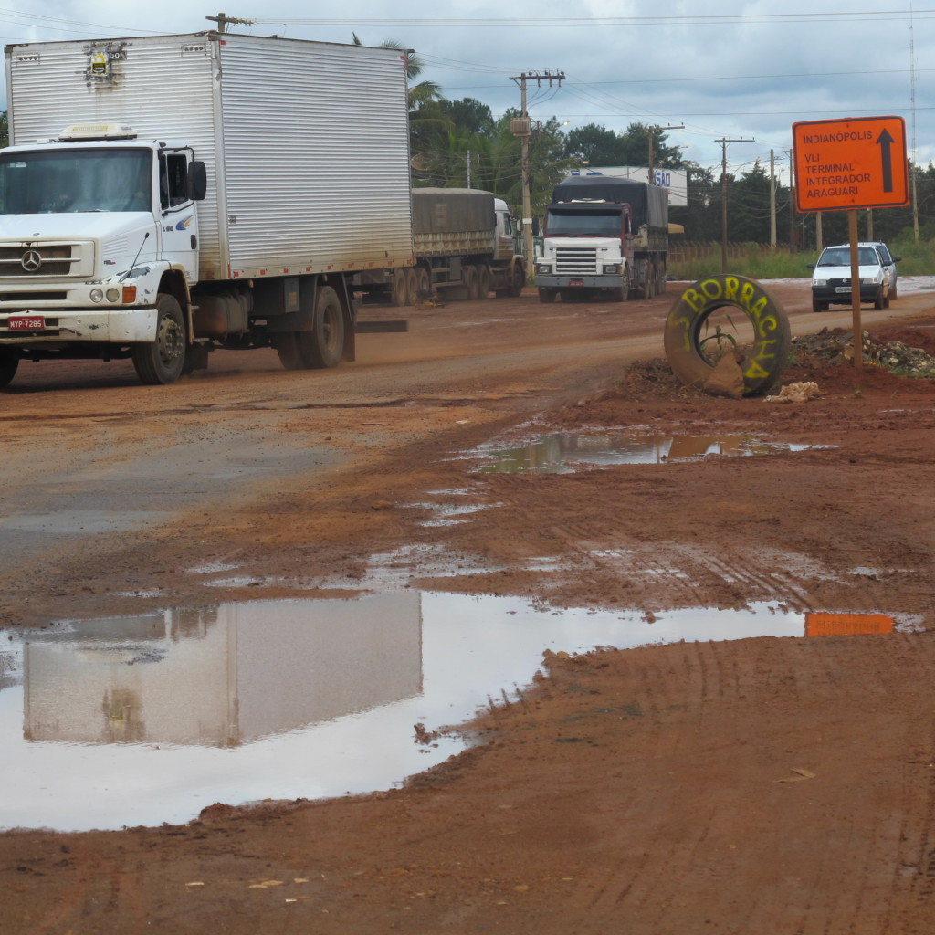 Motoristas estão submetidos a condições precárias de tráfego no trecho da LMG-748