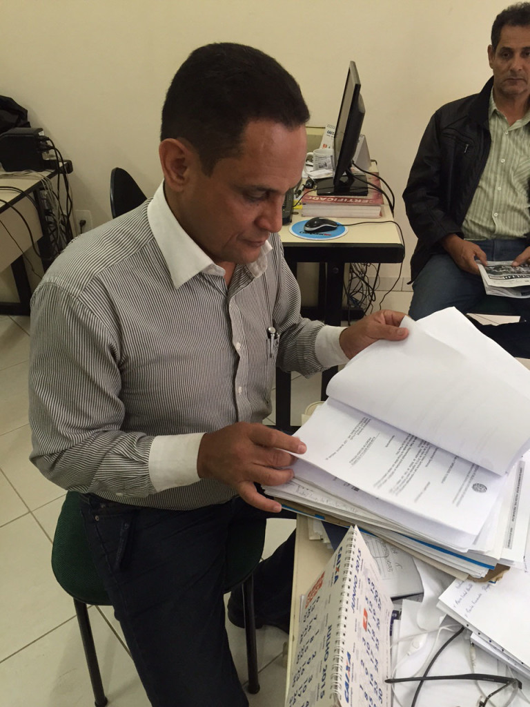 Pai apresenta documentação que, segundo ele, comprova a inocência do filho 