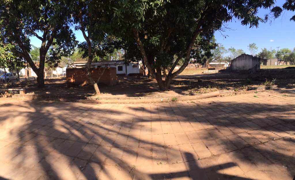 Imóvel recebeu capina e restos de materiais foram retirados das salas