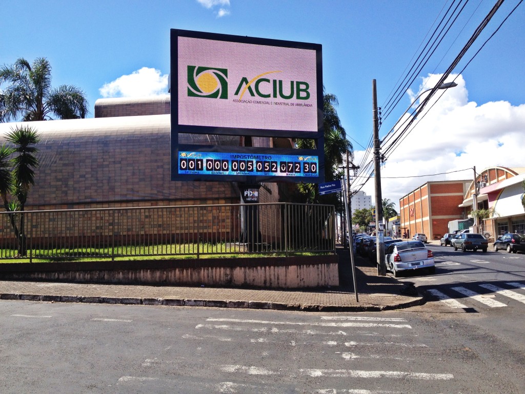 Impostômetro instalado na Aciub chega à marca de R$1 trilhão em arrecadação de impostos em todo o Brasil em 2015
