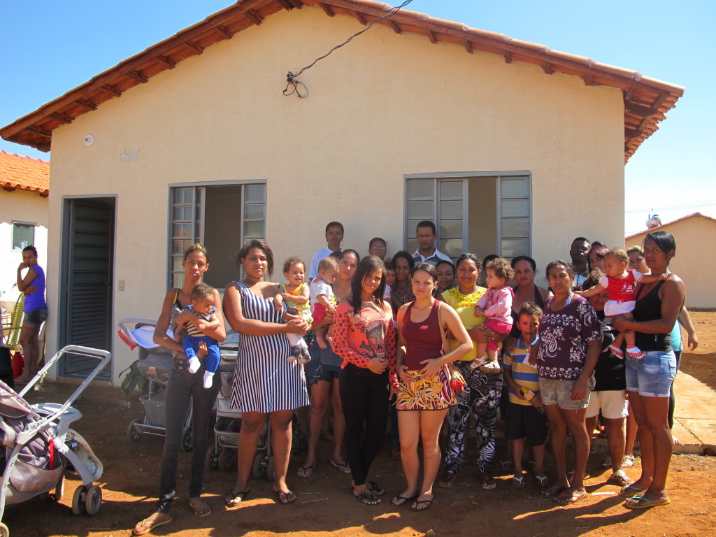 Famílias sem teto falam sobre dificuldades de sobrevivência