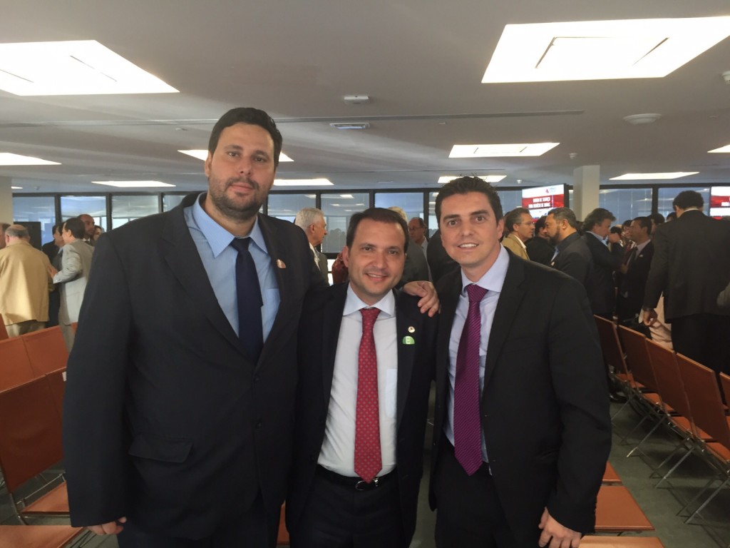 Prefeito Raul Belém, Deputado Estadual Arnaldo Silva e o Presidente da Câmara Municipal Giulliano Tibá participaram da assinatura ontem em Belo Horizonte