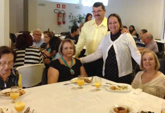 Mariley de Fátima Duarte Morais aniversariante do dia 11, com o marido Pedro Morais Netto e amigos 