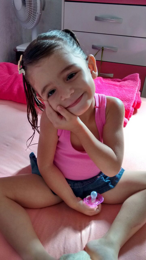 Nicolly Cristine Lemes Bitencourt, aniversariante do dia 6.Filha de Frederico Matheus Bitencourt e Aline Lemes Gouvea  