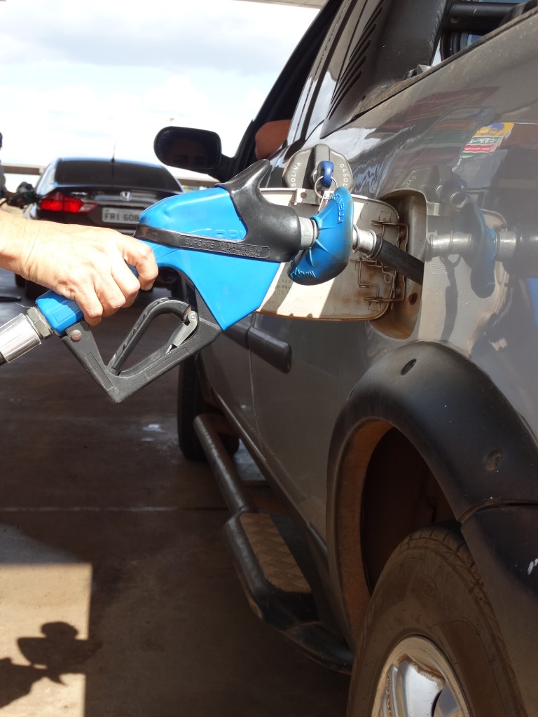 Tanto o combustível quanto o dinheiro do pedágio devem ser preocupações dos motoristas