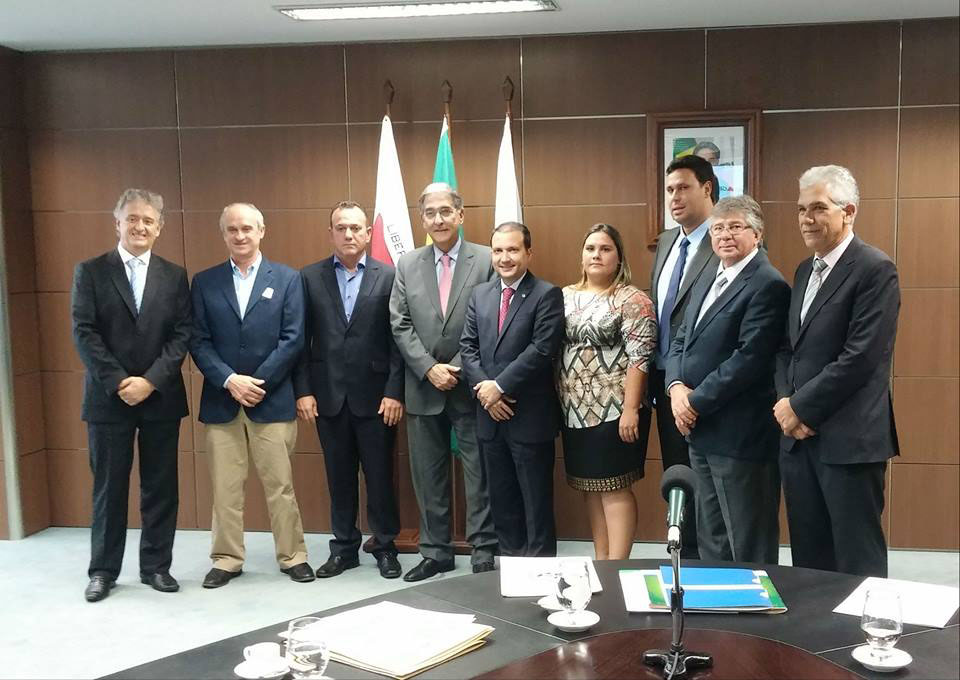 Prefeito Raul Belém enaltece presença do governador na assinatura de retomada das obras da LMG 748 (Foto Arquivo)