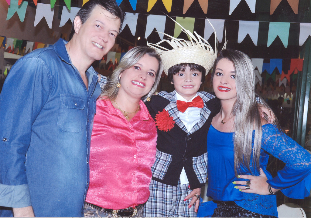 Ronaldo Santos de Sousa aniversariante do dia 16, com a esposa Valéria de Fátima Morais e Sousa e os filhos Cindy Morais e Souza e Lucas Morais e Sousa 