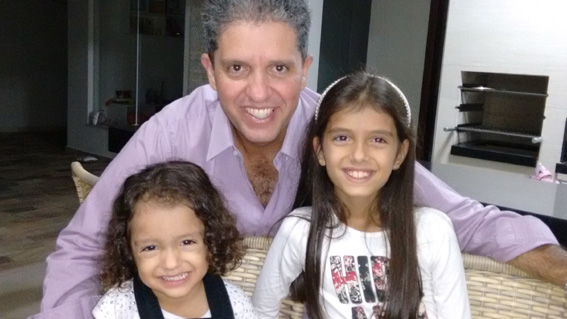 Silvio César Rosa do Vale, dia 23 com as filhas Maria Vitória e Maria Júlia