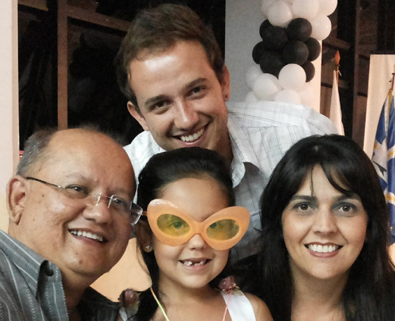 Sérgio Ricardo Marra, aniversariante do dia 16, ao lado da esposa Viviane e dos filhos Guilherme e Ana Clara 