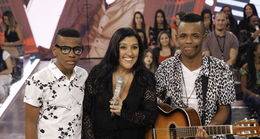 Augusto e Ariel ao lado de Regina Casé 