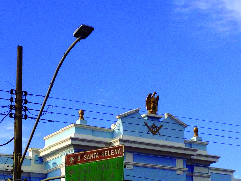 Lâmpadas de sódio de 150W foram substituídas por Led de 92W, gerando uma economia de 35%