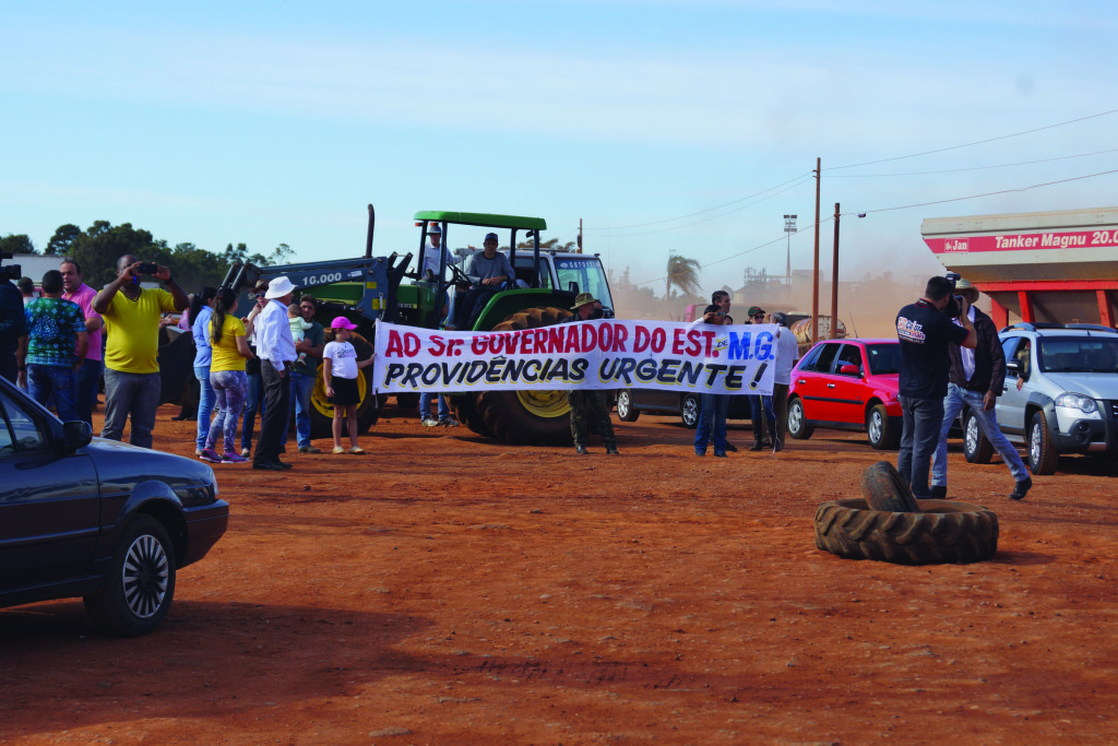 Manifestantes cantaram o Hino Nacional de mãos dadas, em forma de protesto a omissão do governo