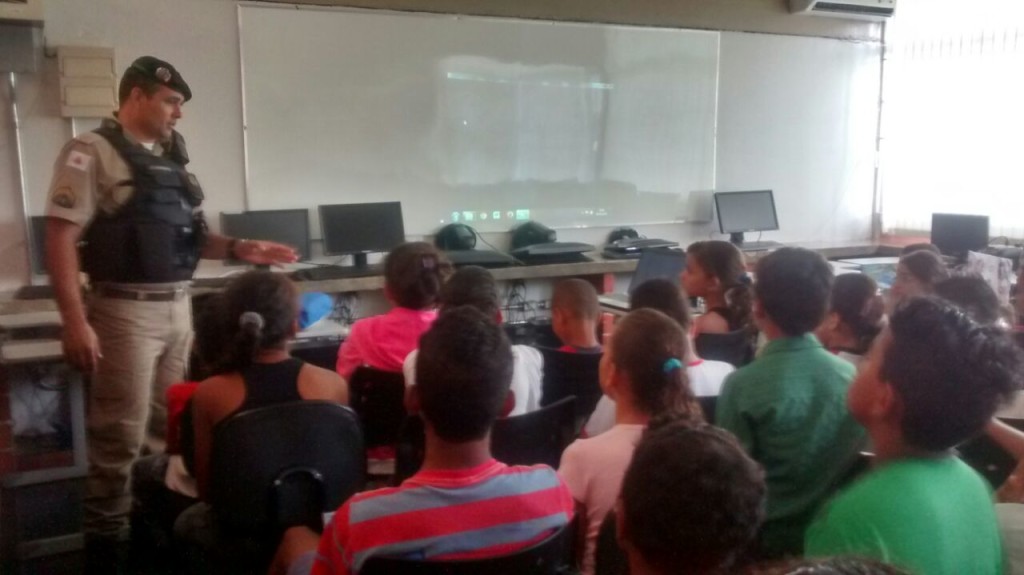 Ministrado pela PM, o PROERD proporciona um aconselhamento bem mais amplo, trabalhando valores morais e éticos das crianças e adolescentes