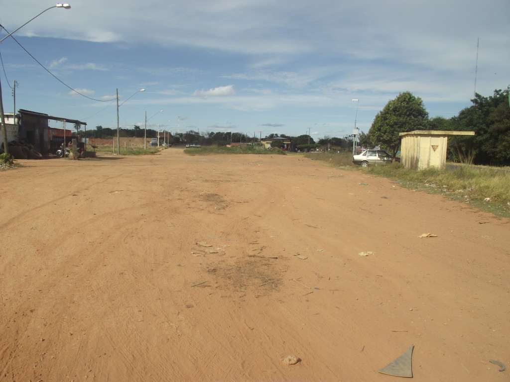 Sem asfalto, avenida na saída para Caldas Novas gera insatisfação em populares