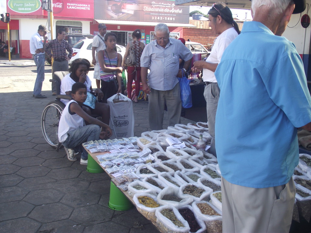 Vendedores ambulantes comercializam produtos em frente ao Mercado Municipal