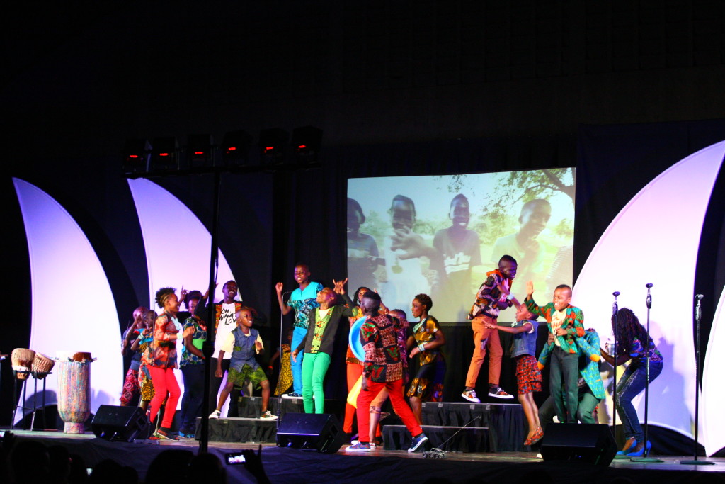 Quase vinte compositores locais ugandenses contribuíram para a elaboração de músicas que compartilham as histórias da criança órfã e o amor de Deus