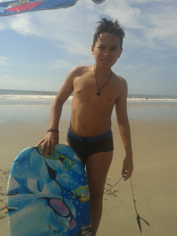 Carlos R.M. Júnior aniversariante do dia 25. Filho de Mara Luiza e Carlos Roberto Marques 