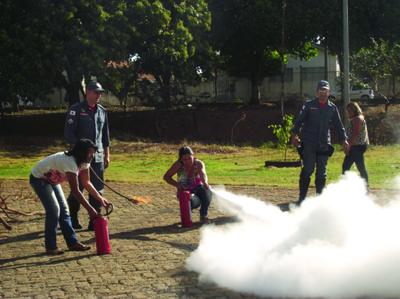 Simulação de foco de incêndio foi montada pelo Corpo de Bombeiros no Palácio dos Ferroviários