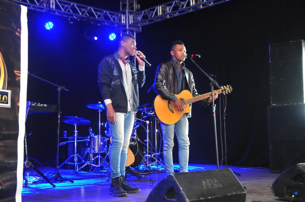 Ainda no final de semana a dupla Augusto & Ariel recebeu um Prêmio Especial no TOP OF MIND 2015 – Gazeta do Triângulo
