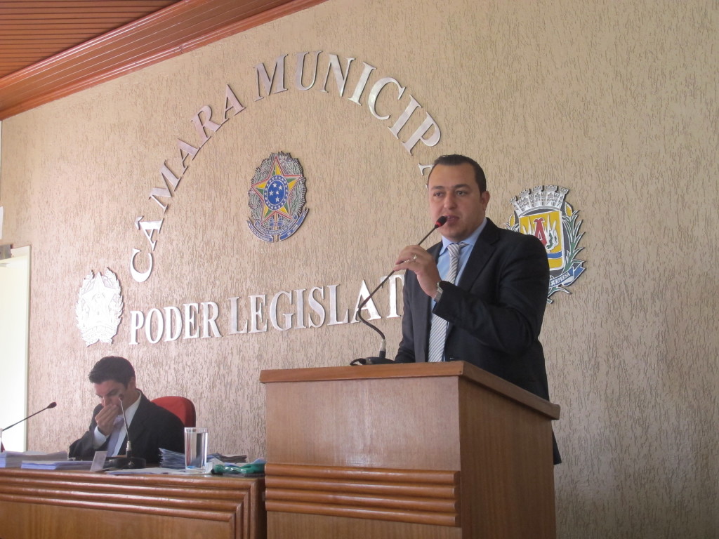 Vereador Dhiosney Andrade  faz a leitura do relatório durante a sessão da Câmara desta terça-feira, 4