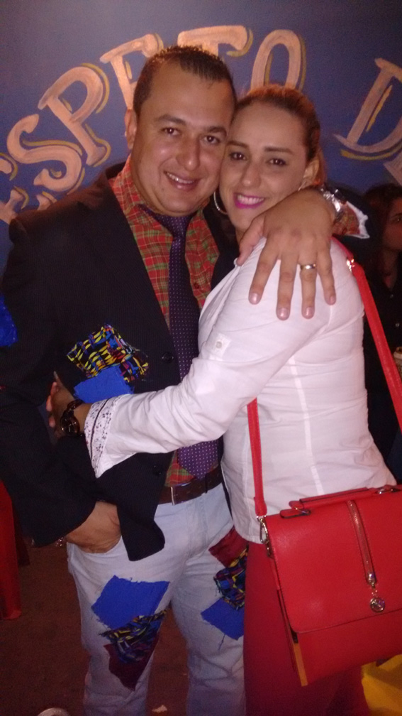 Dhiosney de Andrade ao lado da esposa Paula Abadia Gomes Ribeiro, aniversariante do dia 16 