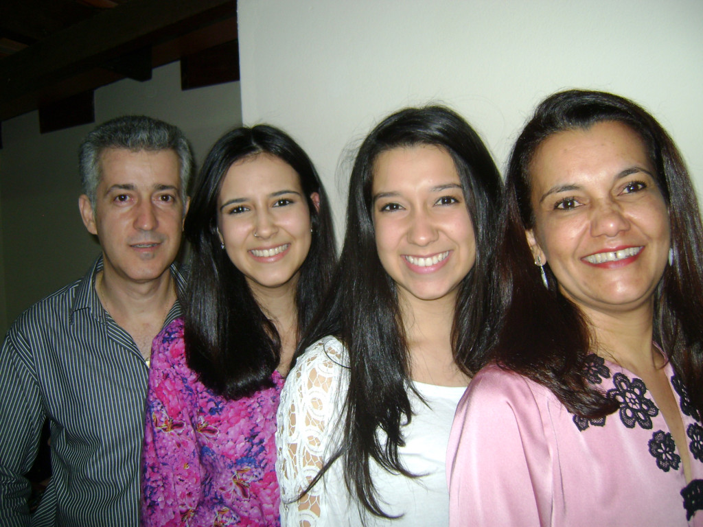 Edvaldo Peixoto Resende aniversariante do dia 30 ao lado da esposa Lucilia e das filhas Vanessa e Valquiria 