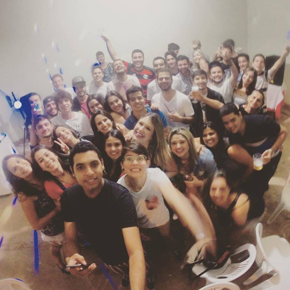 Carol reuniu grande parte dos seus amigos para fazer a despedida do Brasil #DestaqueAcessoRestrito
