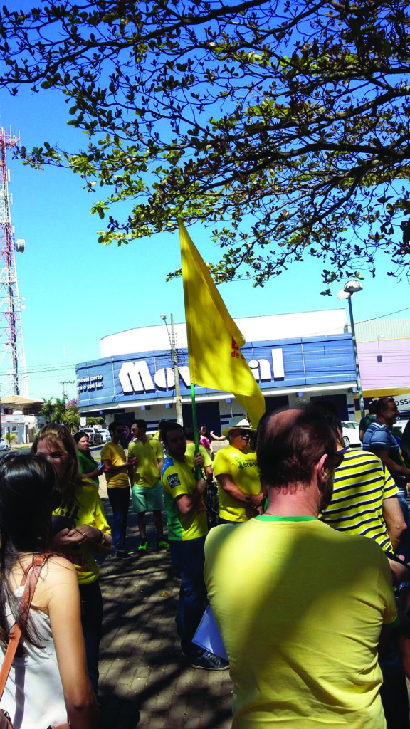 Mais de uma centena de cidadãos se reuniram na praça Getúlio Vargas para protestar