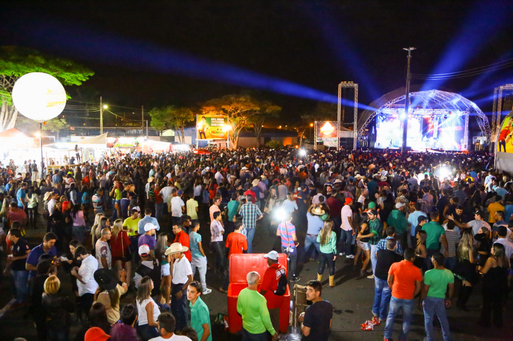 Milhares de pessoas curtiram de perto o show de Humberto e Ronaldo
