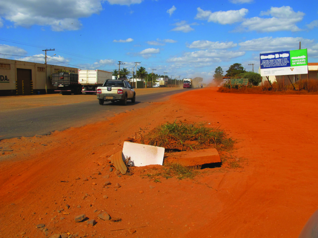 Poeira dificulta a caminhada de romeiros no trecho das obras de duplicação da LMG-748