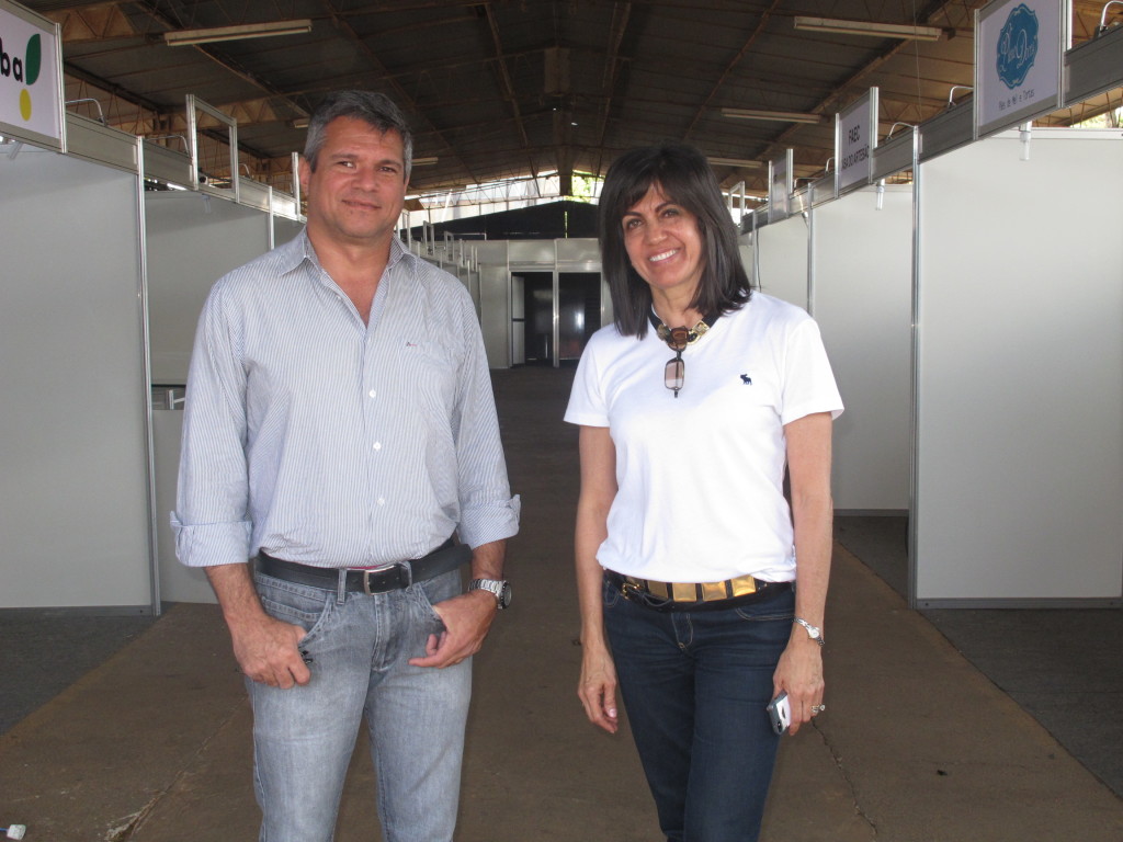 Secretário municipal responsável pelo Desenvolvimento Econômico e Turismo Clésio de Meira juntamente com a subsecretária Iolanda França, ambos a frente da organização da Feira da Indústria