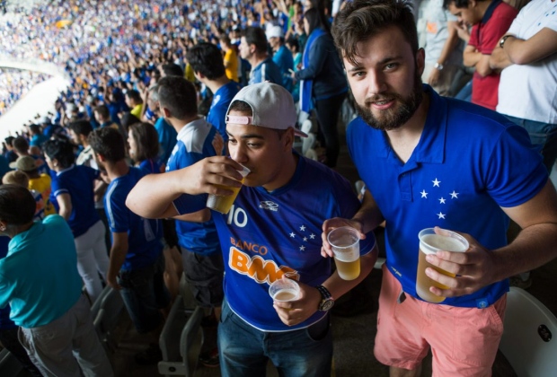 No último domingo, durante a partida entre Cruzeiro e Palmeiras, a cerveja foi comercializada no Mineirão