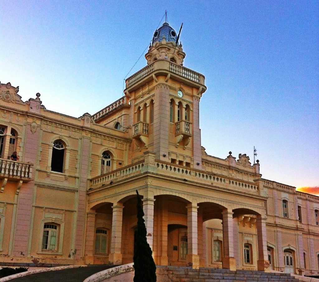 Palácio dos Ferroviários: - Patrimônio histórico e cartão postal de Araguari