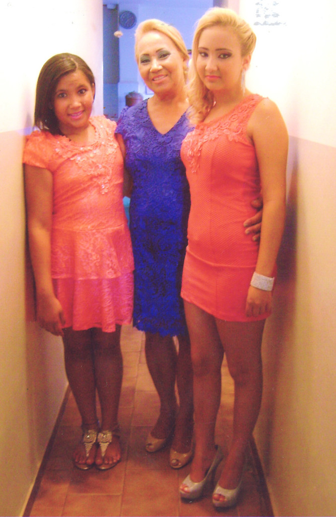 Valdemarina cumprimenta suas netas Rayane Beatriz e Leticia Cristina que fazem aniversário no dia 11, recebendo o carinho da família