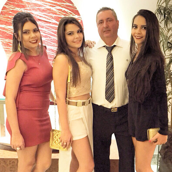 Valdemir Rondi aniversariante do dia 16, com as filhas Bruna, Larissa e Gabriela 