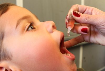 Pais podem aproveitar para atualizar a carteira de vacina de seus filhos