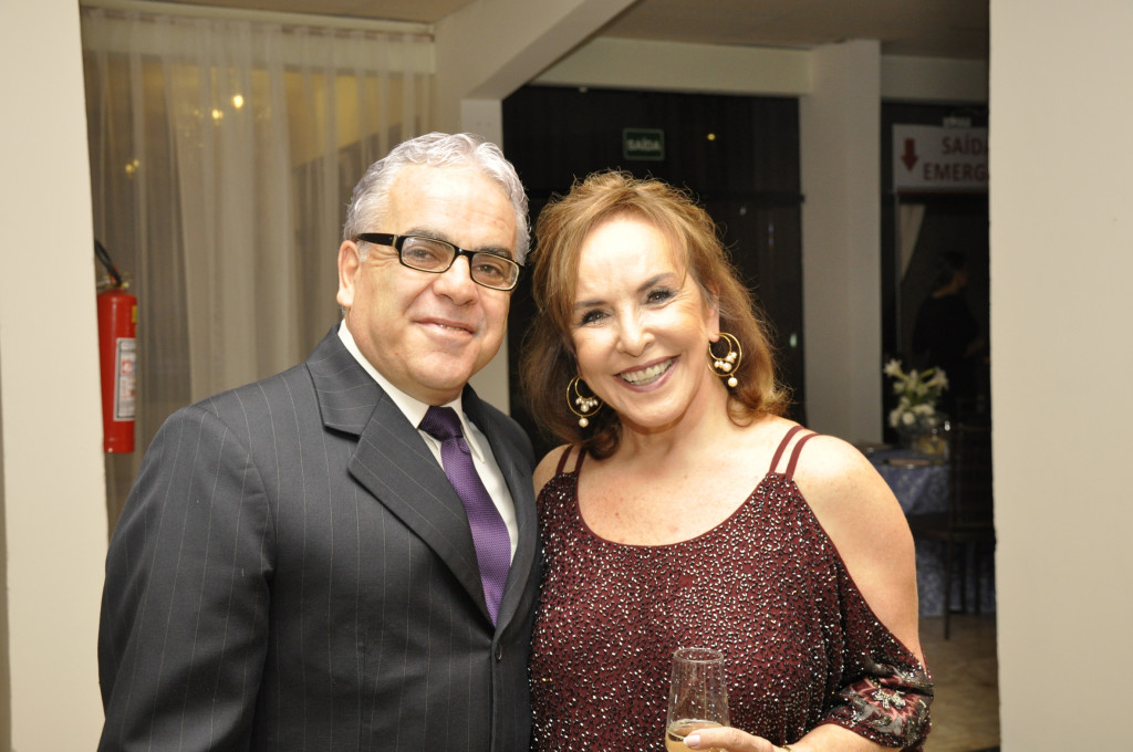 Um click pra lá de especial mostra o promoter Ernani Alberto Queiróz ao lado da talentosa e querida Ana Maria Araújo.  Ana Maria é sempre top e brilha – porque brilha mesmo, em todos os acontecimentos.