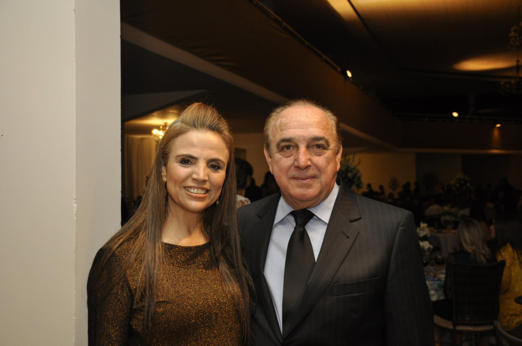 A simpatia de Galeno Araujo somada à fina estampa de Sandra—lindíssima, Araújo fez a diferença entre os habituês  do evento Top Of Mind. O casal, digamos, é pra lá de querido e brilha porque brilha sempre.