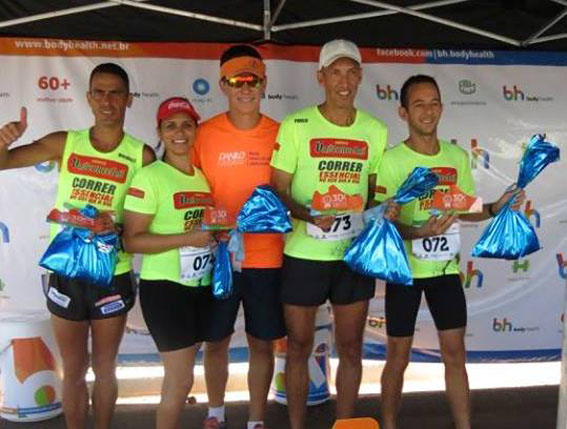Equipe Vasconcelos 1º Lugar recebe premiação das mãos de Danilo Faria de Uberlândia.