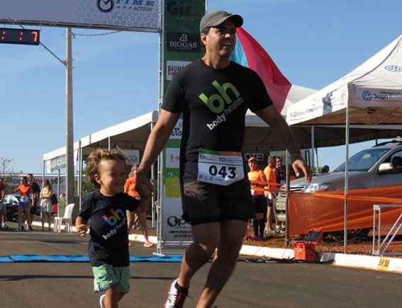Dr. Flávio Carraro Arantes e o filho Gustavo Atleta Mirim BH, fazendo bonito no domingo.