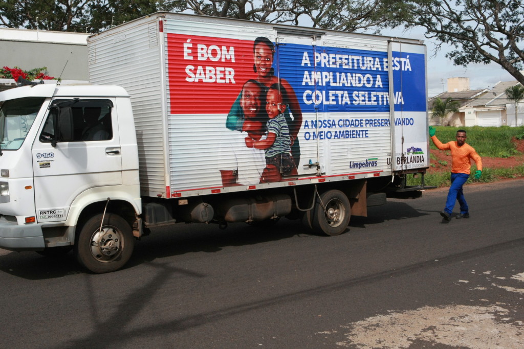 Todo o material é encaminhado a cinco associações e uma cooperativa de catadores de material reciclável
