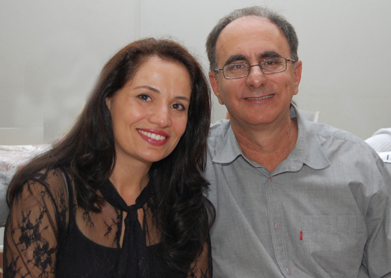 Ana Paula Alves Oliveira Brito aniversariante do dia 7, com o marido Nicolau Monteiro de Brito