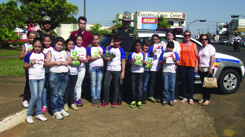 Estudantes do 4º ano ensinam sobre preservação ambiental em blitz educativa