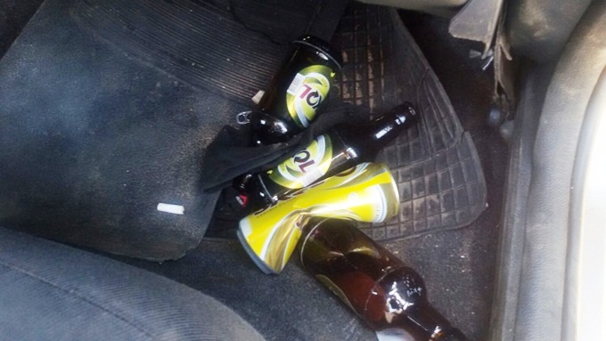 Bebidas encontradas no interior do veículo