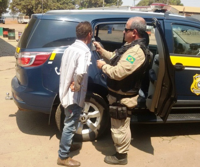 Condutor submetido a teste de etilômetro ** PRF