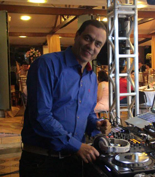 Parabéns ao badaladíssimo Doctor Dj (Carlos Silva) pelo aniversário que aconteceu ontem, 16. É sabido que o aniversariante prepara impecável Festa Túnel do Tempo que acontecerá amanhã, 18, no Deck 57, onde receberá seletos convidados para brindar a nova idade. Parabéns!!