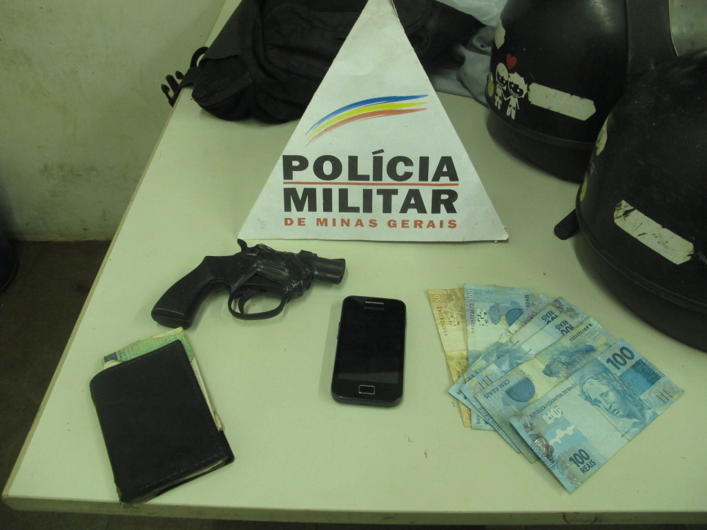 Dinheiro, réplica de arma de fogo, celular e capacetes foram apreendidos