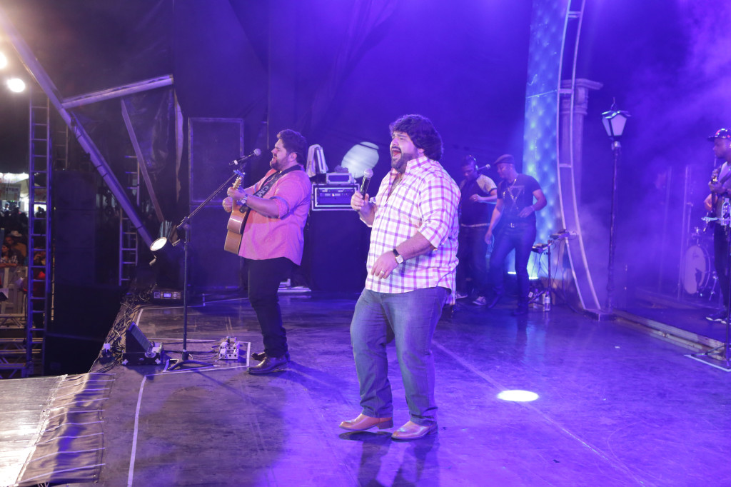 Dupla Cesár Menotti e Fabiano garantem o encerramento da Expo Araguari com ‘chave de ouro’